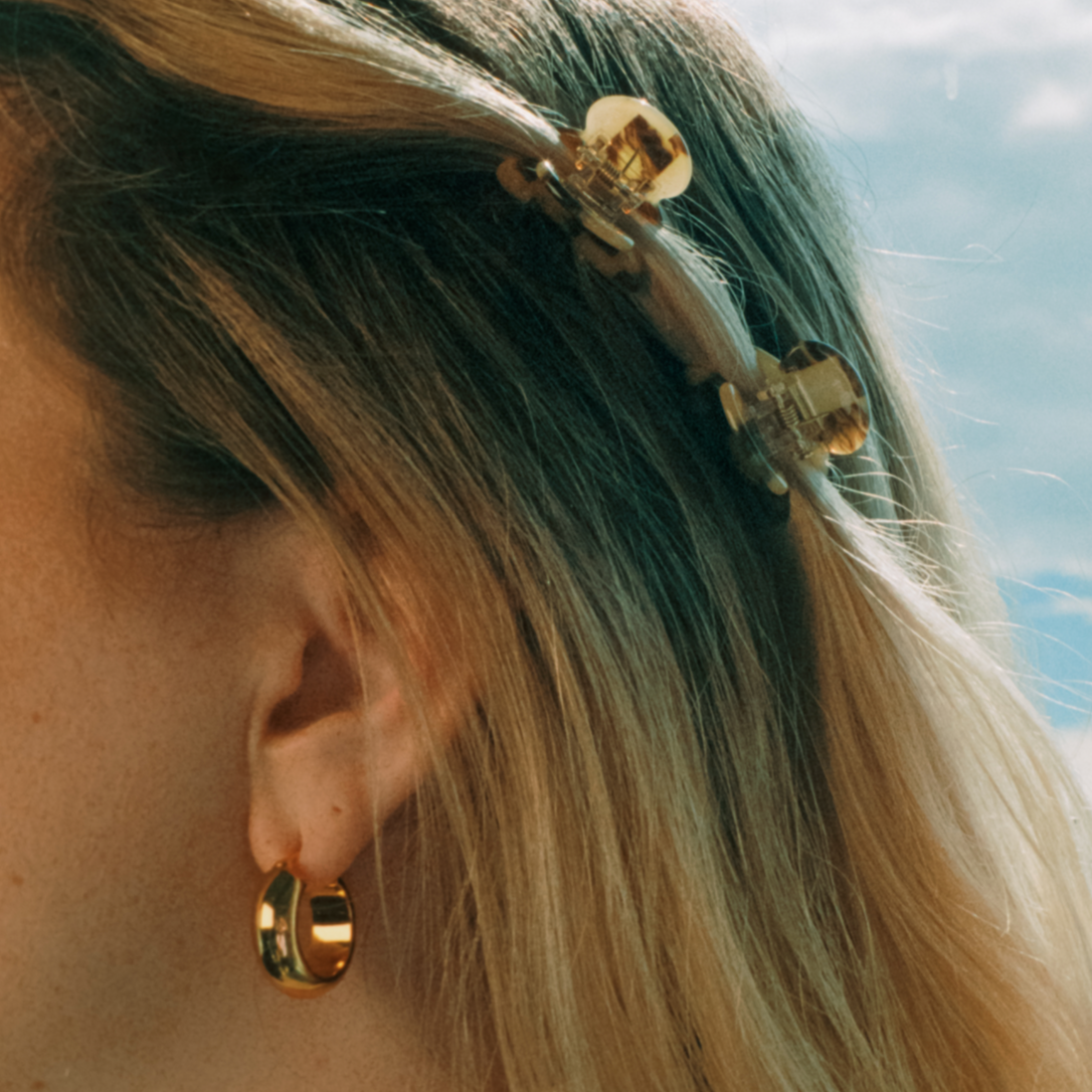 The Baby Hair Claw in Faded Checker is a great claw for when you need to your hair out of your face. Made of unique, high-quality cellulose acetate.
