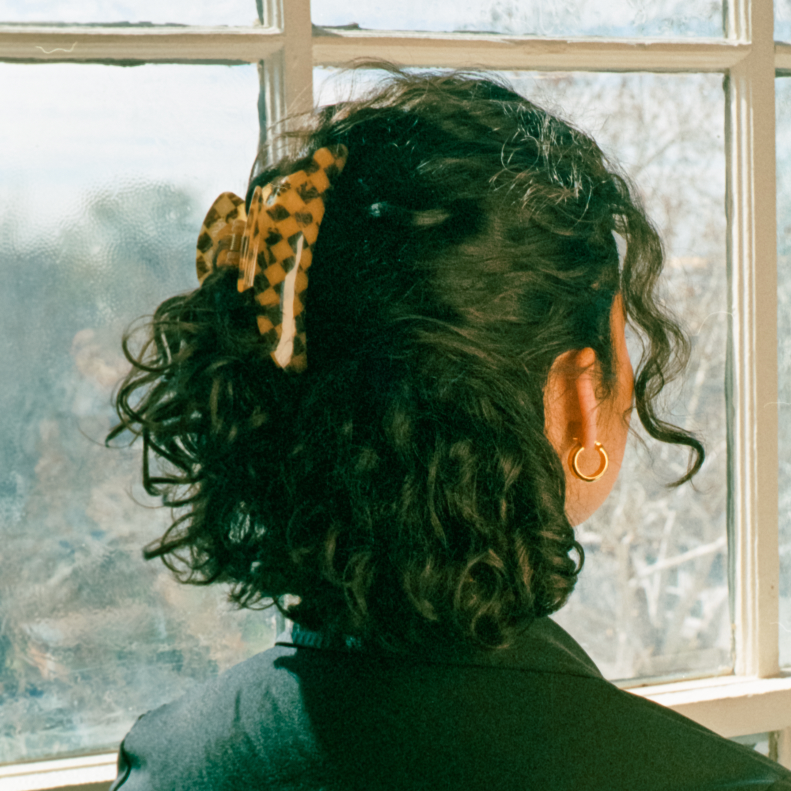 Our Slim Hair Claw silhouette is great for lighter and longer hair.